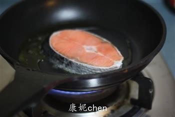 黑椒汁三文鱼扒怎么做，黑椒汁三文鱼扒怎么做好吃，黑椒汁三文鱼扒做法