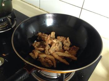 青椒炒草鱼块怎么做，青椒炒草鱼块怎么做好吃，青椒炒草鱼块做法