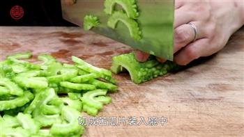 苦瓜虾仁炒蛋怎么做，苦瓜虾仁炒蛋怎么做好吃，苦瓜虾仁炒蛋做法