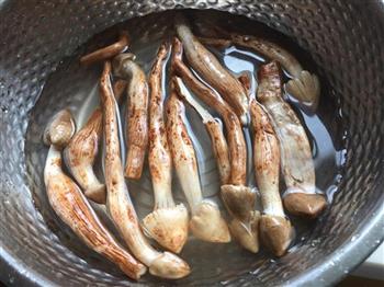 鸡枞菌土鸡汤怎么做，鸡枞菌土鸡汤怎么做好吃，鸡枞菌土鸡汤做法