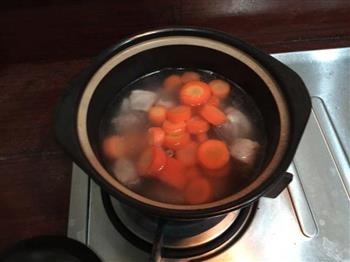百合排骨胡萝卜汤怎么做，百合排骨胡萝卜汤怎么做好吃，百合排骨胡萝卜汤做法