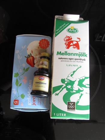 草莓奶昔怎么做，草莓奶昔怎么做好吃，草莓奶昔做法