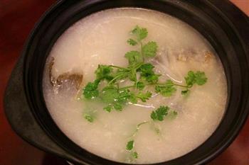 秋冬养生鲫鱼萝卜丝汤怎么做，秋冬养生鲫鱼萝卜丝汤怎么做好吃，秋冬养生鲫鱼萝卜丝汤做法