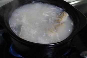 秋冬养生鲫鱼萝卜丝汤怎么做，秋冬养生鲫鱼萝卜丝汤怎么做好吃，秋冬养生鲫鱼萝卜丝汤做法