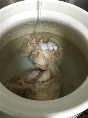 奶白骨头汤怎么做，奶白骨头汤怎么做好吃，奶白骨头汤做法