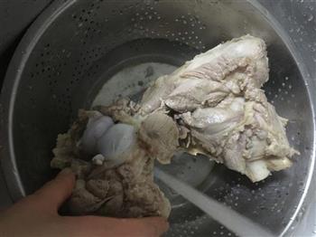 奶白骨头汤怎么做，奶白骨头汤怎么做好吃，奶白骨头汤做法