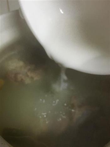 奶白骨头汤怎么做，奶白骨头汤怎么做好吃，奶白骨头汤做法