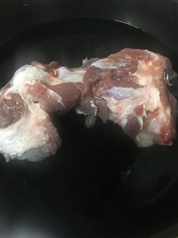 奶白骨头汤怎么做，奶白骨头汤怎么做好吃，奶白骨头汤做法