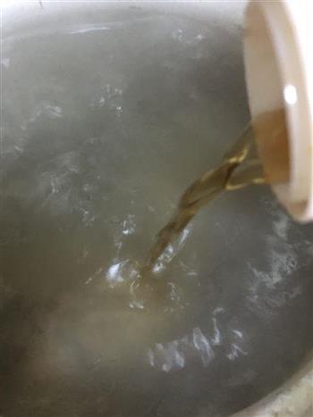 奶白骨头汤怎么做，奶白骨头汤怎么做好吃，奶白骨头汤做法