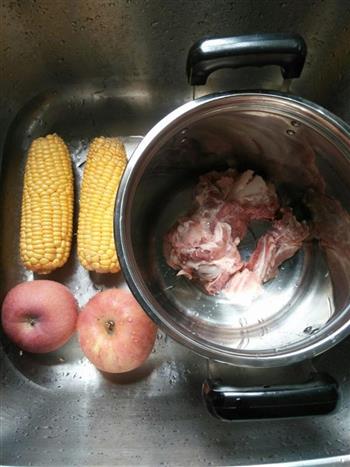 玉米苹果汤怎么做，玉米苹果汤怎么做好吃，玉米苹果汤做法