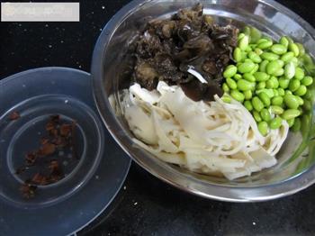 红烧素鸡毛豆怎么做，红烧素鸡毛豆怎么做好吃，红烧素鸡毛豆做法