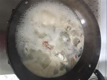 鲫鱼香菇汤怎么做，鲫鱼香菇汤怎么做好吃，鲫鱼香菇汤做法