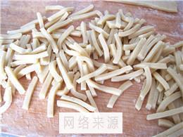 糖霜琵琶梗怎么做，糖霜琵琶梗怎么做好吃，糖霜琵琶梗做法