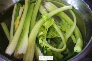 芹菜猪肉锅贴怎么做，芹菜猪肉锅贴怎么做好吃，芹菜猪肉锅贴做法