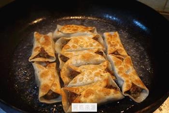 芹菜猪肉锅贴怎么做，芹菜猪肉锅贴怎么做好吃，芹菜猪肉锅贴做法