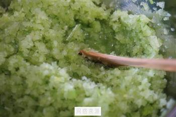 芹菜猪肉锅贴怎么做，芹菜猪肉锅贴怎么做好吃，芹菜猪肉锅贴做法