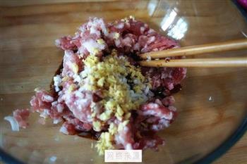 芹菜猪肉锅贴怎么做，芹菜猪肉锅贴怎么做好吃，芹菜猪肉锅贴做法