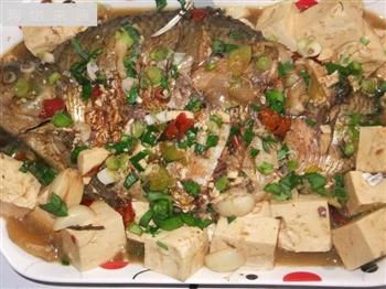 红烧鳊鱼炖豆腐怎么做，红烧鳊鱼炖豆腐怎么做好吃，红烧鳊鱼炖豆腐做法