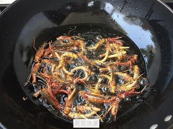 油炸蚂蚱怎么做，油炸蚂蚱怎么做好吃，油炸蚂蚱做法