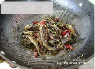 紫苏干煸小泥鳅怎么做，紫苏干煸小泥鳅怎么做好吃，紫苏干煸小泥鳅做法