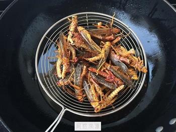 油炸蚂蚱怎么做，油炸蚂蚱怎么做好吃，油炸蚂蚱做法