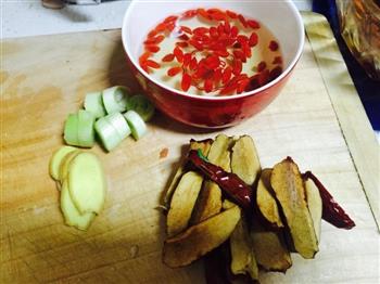 啤酒香菇老鸭汤怎么做，啤酒香菇老鸭汤怎么做好吃，啤酒香菇老鸭汤做法
