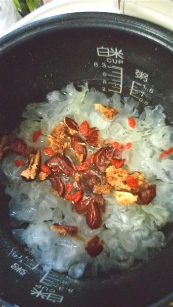红枣枸杞冰糖银耳羹怎么做，红枣枸杞冰糖银耳羹怎么做好吃，红枣枸杞冰糖银耳羹做法