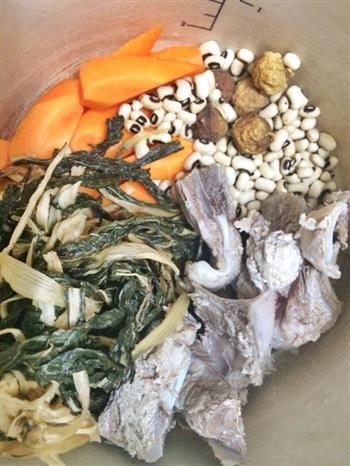 菜干眉豆红萝卜煲猪骨汤怎么做，菜干眉豆红萝卜煲猪骨汤怎么做好吃，菜干眉豆红萝卜煲猪骨汤做法