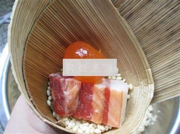 腊肉咸蛋黄糯米粽怎么做，腊肉咸蛋黄糯米粽怎么做好吃，腊肉咸蛋黄糯米粽做法