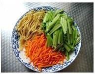 凉拌芹菜三丝怎么做，凉拌芹菜三丝怎么做好吃，凉拌芹菜三丝做法