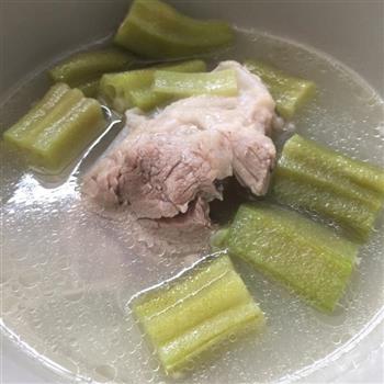 秋葵骨头汤怎么做，秋葵骨头汤怎么做好吃，秋葵骨头汤做法