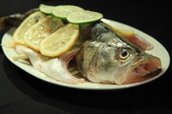 泰式柠檬蒸鱼怎么做，泰式柠檬蒸鱼怎么做好吃，泰式柠檬蒸鱼做法