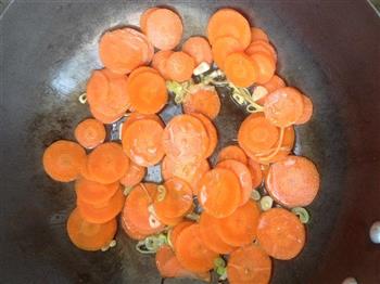 芹菜炒胡萝卜怎么做，芹菜炒胡萝卜怎么做好吃，芹菜炒胡萝卜做法