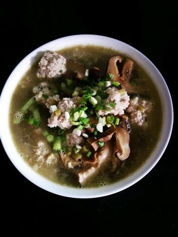 酸菜香菇肉丸汤怎么做，酸菜香菇肉丸汤怎么做好吃，酸菜香菇肉丸汤做法