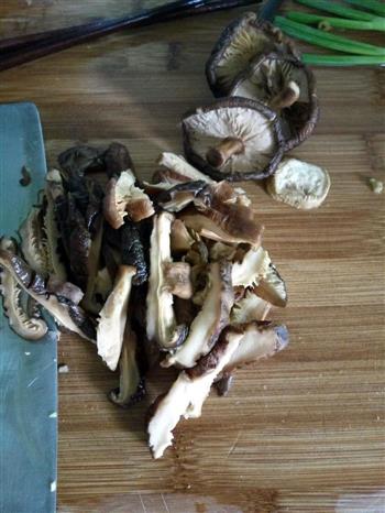 酸菜香菇肉丸汤怎么做，酸菜香菇肉丸汤怎么做好吃，酸菜香菇肉丸汤做法