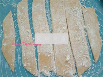 黑芝麻沙琪玛怎么做，黑芝麻沙琪玛怎么做好吃，黑芝麻沙琪玛做法