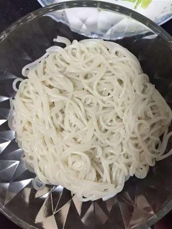 凉拌米线怎么做，凉拌米线怎么做好吃，凉拌米线做法
