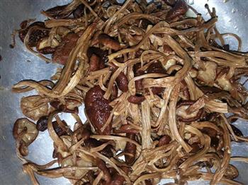 茶树菇排骨养生汤怎么做，茶树菇排骨养生汤怎么做好吃，茶树菇排骨养生汤做法
