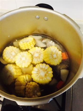 子排玉米杏鲍菇煲怎么做，子排玉米杏鲍菇煲怎么做好吃，子排玉米杏鲍菇煲做法