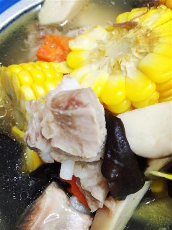 子排玉米杏鲍菇煲怎么做，子排玉米杏鲍菇煲怎么做好吃，子排玉米杏鲍菇煲做法