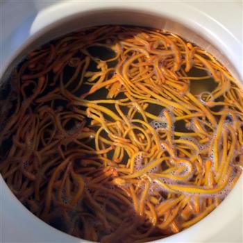 虫草花玉米煲龙骨怎么做，虫草花玉米煲龙骨怎么做好吃，虫草花玉米煲龙骨做法