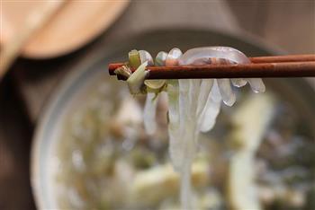 雪菜白肉土豆粉怎么做，雪菜白肉土豆粉怎么做好吃，雪菜白肉土豆粉做法