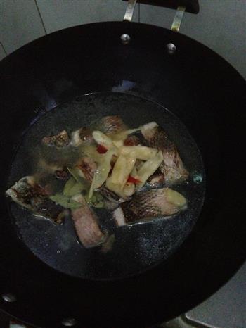 青椒嫩姜烧财鱼怎么做，青椒嫩姜烧财鱼怎么做好吃，青椒嫩姜烧财鱼做法