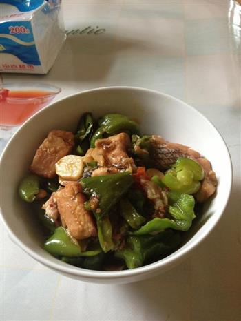 青椒嫩姜烧财鱼怎么做，青椒嫩姜烧财鱼怎么做好吃，青椒嫩姜烧财鱼做法