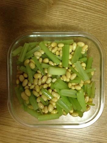 香芹拌黄豆怎么做，香芹拌黄豆怎么做好吃，香芹拌黄豆做法