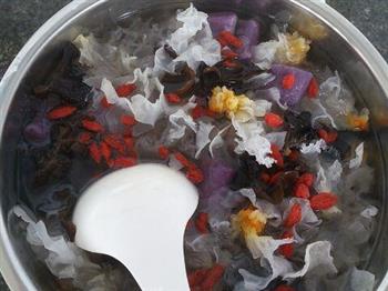 紫薯耳汤怎么做，紫薯耳汤怎么做好吃，紫薯耳汤做法