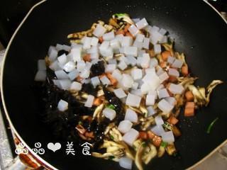 菌菇魔芋菜饭怎么做，菌菇魔芋菜饭怎么做好吃，菌菇魔芋菜饭做法