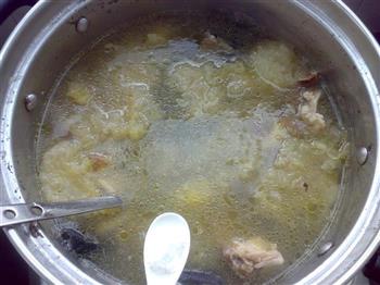 银耳乌鸡汤怎么做，银耳乌鸡汤怎么做好吃，银耳乌鸡汤做法