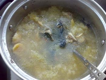 银耳乌鸡汤怎么做，银耳乌鸡汤怎么做好吃，银耳乌鸡汤做法