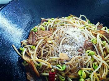 五花肉黄豆芽青椒炒粉条怎么做，五花肉黄豆芽青椒炒粉条怎么做好吃，五花肉黄豆芽青椒炒粉条做法